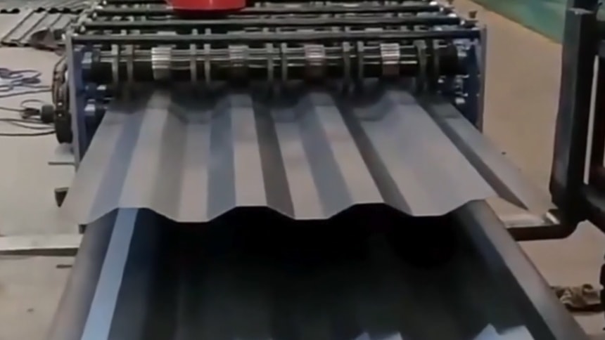 Profileuse pour panneaux de carrosserie de camion